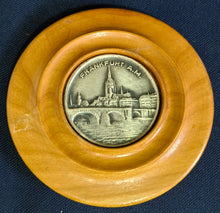 Lade das Bild in den Galerie-Viewer, KLEINES SAMMELTELLERCHEN / UNTERSETZER (A) - Holz &amp; Metall, Stadt Frankfurt am Main Römer Dom Brücke Fluß Motiv Dekor
