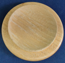Lade das Bild in den Galerie-Viewer, KLEINES SAMMELTELLERCHEN / UNTERSETZER (B) - Holz &amp; Metall, Stadt Frankfurt am Main Römer Dom Brücke Fluß Motiv Dekor
