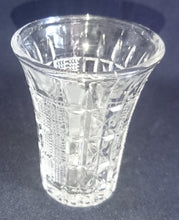 Lade das Bild in den Galerie-Viewer, 6er Set SHOT~ KURZE~ SCHNAPS~ GETRÄNKEGLAS - Kristallglas, Geometrisches Punkte Linien Streifen Kreuze Punkte Reliefschliff Motiv Dekor
