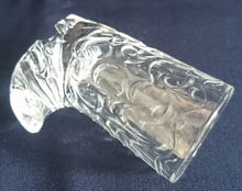 Lade das Bild in den Galerie-Viewer, 2er Set SHOT~ KURZE~ SCHNAPS~ GETRÄNKEGLAS - Kristallglas, Schuhe Lederstiefel Gerbungsstruktur Sohlen Schliff Motiv Form Dekor
