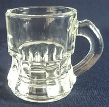 Lade das Bild in den Galerie-Viewer, 2er Set SHOT KURZE SCHNAPS- GETRÄNKEGLÄSER - Hartglas, Klar Linien Rechteckig Senkrecht Relief Motiv Dekor (BC)
