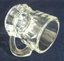 Lade das Bild in den Galerie-Viewer, 2er Set SHOT KURZE SCHNAPS- GETRÄNKEGLÄSER - Hartglas, Klar Linien Rechteckig Senkrecht Relief Motiv Dekor (BC)
