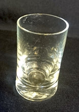 Lade das Bild in den Galerie-Viewer, SHOT~ SCHNAPS~ GETRÄNKEGLAS - Hartglas, Dicker Breiter Boden Motiv Dekor
