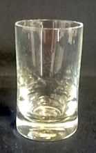 Lade das Bild in den Galerie-Viewer, 2er Set SHOT~ SCHNAPS~ GETRÄNKEGLÄSER - Hartglas, Dicker Breiter Boden Motiv Dekor
