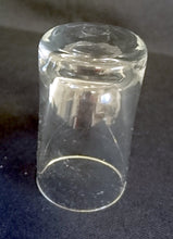 Lade das Bild in den Galerie-Viewer, SHOT~ SCHNAPS~ GETRÄNKEGLAS - Hartglas, Dicker Breiter Boden Motiv Dekor

