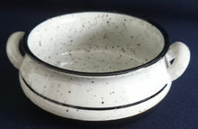 Lade das Bild in den Galerie-Viewer, 2er Set 2er SUPPENTASSEN GEDECKE - Keramik / Steingut, Linien Dekor Rand Gesprenkeltes Motiv Dekor
