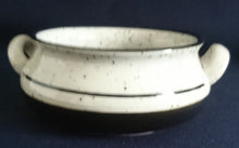 Lade das Bild in den Galerie-Viewer, 2er Set 2er SUPPENTASSEN GEDECKE - Keramik / Steingut, Linien Dekor Rand Gesprenkeltes Motiv Dekor
