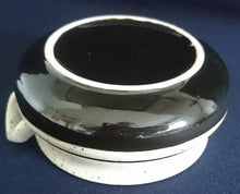 Lade das Bild in den Galerie-Viewer, 2er Set SUPPENTASSEN - Keramik / Steingut, Linien Dekor Rand Gesprenkeltes Motiv Dekor
