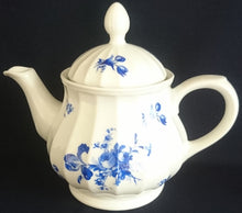Lade das Bild in den Galerie-Viewer, TEEKANNE MIT DECKEL - Porzellan, Flora Rosenblumen Blüten Blatt Blätter Linien Relief Motiv Dekor
