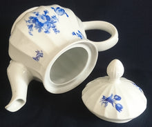 Lade das Bild in den Galerie-Viewer, TEEKANNE MIT DECKEL - Porzellan, Flora Rosenblumen Blüten Blatt Blätter Linien Relief Motiv Dekor
