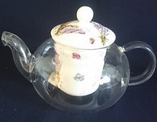 Lade das Bild in den Galerie-Viewer, TEEKANNE MIT SIEB + DECKEL - Hartglas / Porzellan, Flora Lavendel Blumen Fauna Schmetterlinge Motiv Dekor
