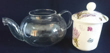Lade das Bild in den Galerie-Viewer, TEEKANNE MIT SIEB + DECKEL - Hartglas / Porzellan, Flora Lavendel Blumen Fauna Schmetterlinge Motiv Dekor
