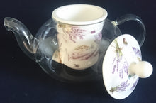 Lade das Bild in den Galerie-Viewer, TEEKANNE MIT SIEB + DECKEL - Hartglas / Porzellan, Flora Lavendel Blumen Fauna Schmetterlinge Motiv Dekor
