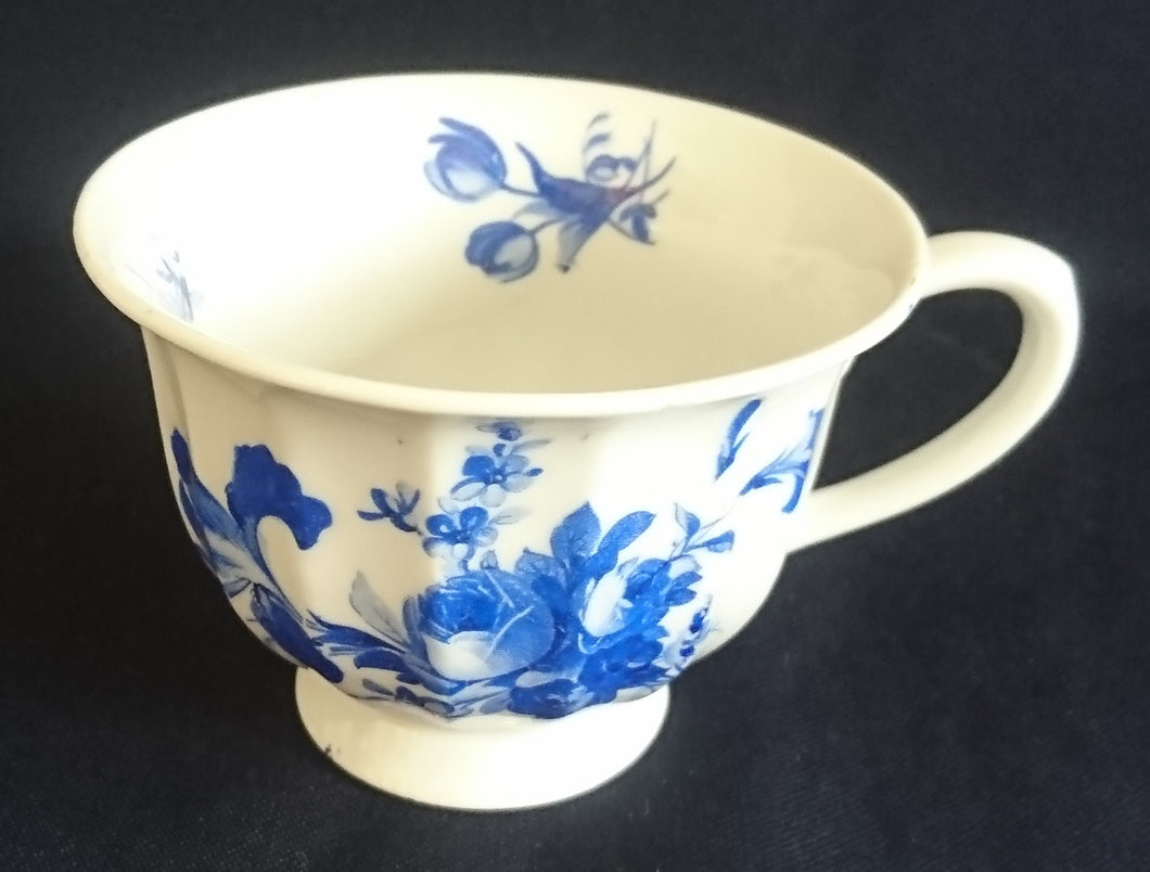 TEETASSE - Porzellan, Flora Rosenblumen Blüten Blatt Blätter Linien Relief Motiv Dekor