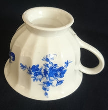 Lade das Bild in den Galerie-Viewer, 4er Set 2er TEEGEDECKE - Porzellan, Flora Rosenblumen Blüten Blatt Blätter Linien Relief Motiv Dekor
