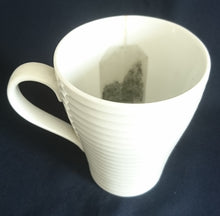Lade das Bild in den Galerie-Viewer, KAFFEETASSE - Porzellan, Teebeutel TEA break Aufschrift Waagerechte Linien Striche Relief Motiv Dekor
