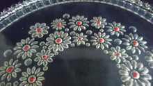 Lade das Bild in den Galerie-Viewer, TORTEN- / BEILAGENPLATTE - Hartglas, Flora Blumenblüten Kugelartige Relief Motiv Dekor
