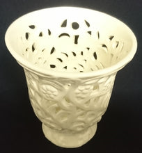 Lade das Bild in den Galerie-Viewer, BLUMEN ÜBERTOPF- Keramik / Steingut, Flora Blumenblüten Relief Durchbrochen Motiv Dekor
