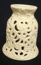 Lade das Bild in den Galerie-Viewer, BLUMEN ÜBERTOPF- Keramik / Steingut, Flora Blumenblüten Relief Durchbrochen Motiv Dekor
