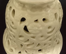 Lade das Bild in den Galerie-Viewer, BLUMEN ÜBERTOPF- Keramik / Steingut, Flora Blumenblüten Relief Durchbrochen Motiv Dekor
