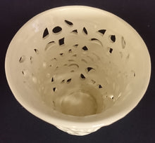 Lade das Bild in den Galerie-Viewer, BLUMEN ÜBERTOPF- Keramik / Steingut, Flora Blumenblüten Relief Durchbrochen Motiv Dekor
