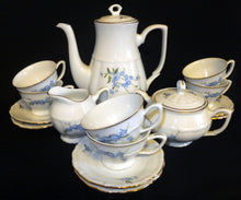 Lade das Bild in den Galerie-Viewer, 17 Teiliges Mocca Kaffeeservice - Porzellan, Goldrand Vergiss mein Nicht Blumenblüten Flora Pflanzen Gewölbter Relief Motiv Dekor
