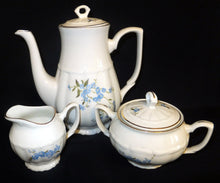 Lade das Bild in den Galerie-Viewer, 5er Set MOCCA KAFFEEKANNE + DECKEL &amp; MILCHKÄNNCHEN &amp; ZUCKERDOSE MIT DECKEL - Porzellan, Goldrand Vergiss mein Nicht Blumenblüten Flora Pflanzen Gewölbter Relief Motiv Dekor
