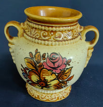Lade das Bild in den Galerie-Viewer, KLEINE AMPHORE~ BLUMENVASE - Keramik / Steingut, Flora Rosenblumen Blüten Abstrakt Relief Motiv Dekor
