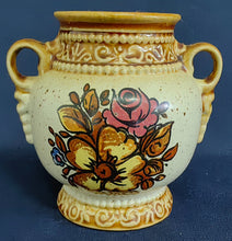 Lade das Bild in den Galerie-Viewer, KLEINE AMPHORE~ BLUMENVASE - Keramik / Steingut, Flora Rosenblumen Blüten Abstrakt Relief Motiv Dekor
