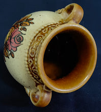 Lade das Bild in den Galerie-Viewer, KLEINE AMPHORE~ BLUMENVASE - Keramik / Steingut, Flora Rosenblumen Blüten Abstrakt Relief Motiv Dekor
