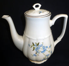 Lade das Bild in den Galerie-Viewer, 17 Teiliges Mocca Kaffeeservice - Porzellan, Goldrand Vergiss mein Nicht Blumenblüten Flora Pflanzen Gewölbter Relief Motiv Dekor
