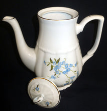 Lade das Bild in den Galerie-Viewer, 17 Teiliges Mocca Kaffeeservice - Porzellan, Goldrand Vergiss mein Nicht Blumenblüten Flora Pflanzen Gewölbter Relief Motiv Dekor
