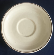 Lade das Bild in den Galerie-Viewer, 2er Set UNTERTASSEN - Keramik / Steingut, Brauner Dekorrand Motiv Dekor
