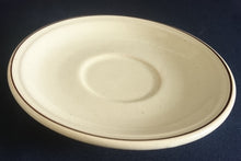 Lade das Bild in den Galerie-Viewer, 2er Set UNTERTASSEN - Keramik / Steingut, Brauner Dekorrand Motiv Dekor
