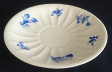 Lade das Bild in den Galerie-Viewer, 4er Set 2er TEEGEDECKE - Porzellan, Flora Rosenblumen Blüten Blatt Blätter Linien Relief Motiv Dekor
