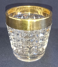 Lade das Bild in den Galerie-Viewer, WHISKEY~ WHISKY~ GETRÄNKEGLAS - Hartglas, Breiter Goldrand Viereck Quadrat Karo Relief Motiv Dekor
