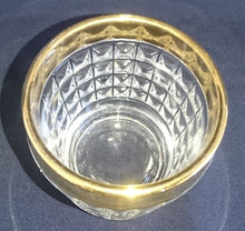 Lade das Bild in den Galerie-Viewer, WHISKEY~ WHISKY~ GETRÄNKEGLAS - Hartglas, Breiter Goldrand Viereck Quadrat Karo Relief Motiv Dekor
