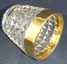 Lade das Bild in den Galerie-Viewer, 2er Set WHISKEY~ WHISKY~ GETRÄNKEGLÄSER - Hartglas, Breiter Goldrand Viereck Quadrat Karo Relief Motiv Dekor
