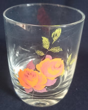 Lade das Bild in den Galerie-Viewer, WHISKY~ GETRÄNKEGLAS - Hartglas, Flora Rosen Blumenblüte Blatt Blätter Motiv Dekor
