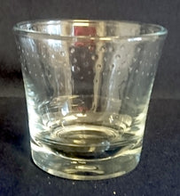 Lade das Bild in den Galerie-Viewer, WHISKEY~ WHISKY~ GETRÄNKEGLAS - Hartglas, Punkte Tupfen Relief Motiv Dekor
