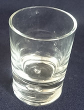 Lade das Bild in den Galerie-Viewer, WODKA SCHNAPS- GETRÄNKEGLAS - Hartglas, Klares Einfärbiges Mittige Kugel Kreis Motiv Dekor
