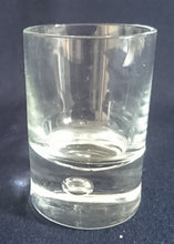 Lade das Bild in den Galerie-Viewer, WODKA SCHNAPS- GETRÄNKEGLAS - Hartglas, Klares Einfärbiges Mittige Kugel Kreis Motiv Dekor
