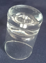 Lade das Bild in den Galerie-Viewer, WODKA SCHNAPS- GETRÄNKEGLAS - Hartglas, Klares Einfärbiges Mittige Kugel Kreis Motiv Dekor
