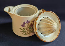 Lade das Bild in den Galerie-Viewer, ZITRONENPRESSE MIT KÄNNCHEN - Keramik / Steingut, Flora Veilchen Blumenblüten Pflanzen Blatt Blätter Motiv Dekor
