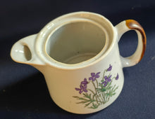 Lade das Bild in den Galerie-Viewer, ZITRONENPRESSE MIT KÄNNCHEN - Keramik / Steingut, Flora Veilchen Blumenblüten Pflanzen Blatt Blätter Motiv Dekor
