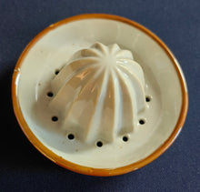 Lade das Bild in den Galerie-Viewer, ZITRONENPRESSE MIT KÄNNCHEN - Keramik / Steingut, Flora Veilchen Blumenblüten Pflanzen Blatt Blätter Motiv Dekor
