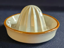 Lade das Bild in den Galerie-Viewer, ZITRONENPRESSE MIT KÄNNCHEN - Keramik / Steingut, Flora Veilchen Blumenblüten Pflanzen Blatt Blätter Motiv Dekor
