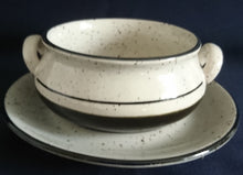 Lade das Bild in den Galerie-Viewer, SUPPENTASSEN UNTERTELLER - Keramik / Steingut, Linien Dekor Rand Gesprenkeltes Motiv Dekor
