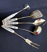 Lade das Bild in den Galerie-Viewer, KARTOFFELSTAMPFER - Edelstahl &amp; Kunststoff , Zwiebelmuster Motiv Dekor
