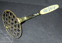 Lade das Bild in den Galerie-Viewer, KARTOFFELSTAMPFER - Edelstahl &amp; Kunststoff , Zwiebelmuster Motiv Dekor
